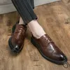 Zapatos de brogue de moda casual hombres PU Color sólido British Hollow Hollow Turned Poe Lace Classic Corbitoso Diario HM409