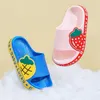 Yaz çocuk ayakkabı çilek kız terlik kaymaz sandalet erkek için kapalı yürümeye başlayan çocuk komik terlik çocuklar flip floplar 220423
