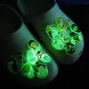 MOQ 50PCS Fluorescent 2D pvc croc JIBZ motif de dessin animé de mode Glow in the dark chaussures breloques boucles Lumineux sabot chaussure accessoires décorations fit sandales