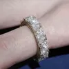 Микрооплачиваемое с боковыми камнями треугольное циркон мужское кольцо высококачественное кольцевое кольцо.