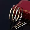 Marque classique 4 mm de large bracelet de créateur pour femmes mode couple manchette bijoux de mariage de haute qualité en acier titane 316L or 18 carats 49ET 31Q3