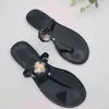 Le nuove pantofole da spiaggia con fibbia in metallo a fondo piatto da donna con pantofole in cristallo di gelatina di PVC indossano sandali all'esterno