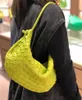 2022 Nouveau sac à main tissé en cuir avec boule en métal à la mode Sacs à bandoulière portables sous les aisselles Sacs noués Mode Femmes Fourre-tout Rétro Sac à main Sacs à boulettes