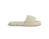 AAAAA+ Dam Mules C tofflor Sandaler Pärlor Sliders Stuffies Toppkvalitet Lammskinn Svart Vit Platta Tofflor Dam Beach Gummi Flip Flops With Box 012