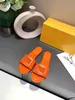 2022 Yeni Desen Terlik Tasarımcı Terlik Deri Sandal Slaytlar Ayarlanmış Altın tokalarla 2 kayış Kadın Yaz Flip Flops Kutu Boyutu