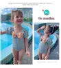 2022 Meninas de peça de banho de peça de banho para férias rápidas Princesa Princesa crianças xadrez Bowknot Swimwear Moda Crianças Checkered Short Manga Spa Swimsuits S2131