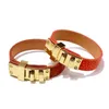 Braceletas Charmetes de diseño Luxury Joya Mujeres Pulseras de cuero con hardware de bloqueo de corazón PU Cuatro hojas Patrón de oro Bag colgante de diseñadores para mujer