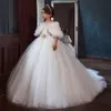 Vestidos brancos para meninas de flor fofa de renda de tule babados apliques lantejas de lantejoulas de tampa de tampa bateau pescoço com botão de aro de aro de xale personalizado feito sob medida