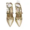 2022 Designer Design Kvinnor Sandaler pekade Toe High Heel Shoes V Brand 10cm Thin Heels Red Wedding Shoe 34-44 No Box T220730