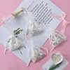 Cadeau cadeau 10x14cm évider feuille blanche coton sac organza cordon sacs bijoux bonbons biscuits pochette d'emballage 24pcsgift