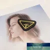 Fashion Classic Triangle Metal Label Brooch مصممة بشكل رائع الملحقات القديمة ذات اللون المزدوج كل مطابقة