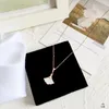 Les colliers à pendentif les stars européennes et américaines ont la même atmosphère simple pour montrer leur tempérament. Collier en matériau de coquille blanche