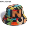 MÈRE extérieur multicolore arc-en-ciel fausse fourrure lettre motif seau chapeau hiver doux chaud Gorros Mujer 220318