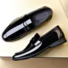 Sapatos de casamento Italiano Manomers For Men The Office Oxfords Shoes formais para homens Terno de negócios Patente Leather Shoes On Shoes Men