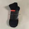 Herrensocken Damen Hochwertige Baumwolle Allgleiches Klassischer Knöchelbrief Atmungsaktive Schwarz-Weiß-Fußball-Basketball-Sportsocke Großhandel Einheitliche Größe Weihnachten 425