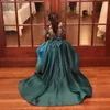 2022 Emeraude Green Mini Quinceanera Robes Pareant Little Filles Haute Low Ruffle Gold Gold Robe de soirée avec communion à manches courtes Robes de soirée officielles Enfants