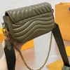 Crossbody Gold Chain Crobody Bag Women Straddle Flip Shoulder Handbag Stripes Läder Liten runda nollplånbok