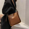 Burminsa Vintage 와이드 스트랩 크로스 바디 가방 여성을위한 2022 트렌드 브랜드 디자이너 대용량 작업 숙녀 핸드백