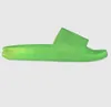 Godkvalitet lysande gummi män sandaler tofflor broderi designers kvinnor glider sandal blommig brokad flip flops randigt strandläder
