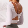 Vêtements de tenue de yoga Femmes Automne à manches longues Tops serrés élastiques extérieurs Running Sexy Beautiful Back Sports T-shirt avec poitrine