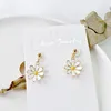Dingle ljuskronor mode vit liten tusenskönor blommor örhängen för kvinnor söt uttalande design guldfärg smycken tillbehör 2022 dangle mil