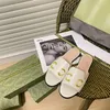 Mest populära sommar tofflor ny stil kvinnor läder skrapa sandal klassisk mode fast färg toffel lady lyxig fritid platt botten sandal strandsko