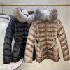 デザイナーレディースダウンジャケット高級毛皮の襟フード付き冬ジャケット刺繍文字腕章女性のダウンアウターコート