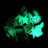 20pcs Bad Bunny Pattern brilho no escuro Croc Jibz Charms luminoso 2d PVC Shoe Acessórios Decorações Decorações Fluorescentes Pins Sapatos Fuzes