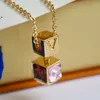 Europe America Fashion Pendant Style Jewelry Set Lady Women Gold/Silver/Rose-färg Graverade V Initialer Färgade Crystal Dice Pendant Necklace With Box