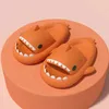 Pantoufles de salle de bain requin de dessin animé pour hommes et femmes, pantoufles de nuage Super douces, noires et blanches, antidérapantes, pantoufles de douche à séchage rapide