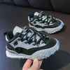 Pojkar sneakers 2022 barnskor baby flickor småbarn mode casual lätt och andas mjuka vita lägenheter barn y220510