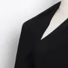 女性のためのTwotwinstyleブラックセーター不規則な襟長い袖の1つ