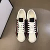 Print Stripe Designerskor Toppkvalitet Grå Vit ACE Broderade Herr Kvinnor Design Sneakers i äkta läder Lyx Casual Sko