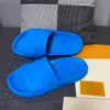 Diseñador Waterfront Mule Slides para hombre para mujer Sandalias impermeables Goma en relieve Diapositiva plana Verano Playa Vacaciones Vacaciones Deslizadores antideslizantes Zapatilla con caja NO371