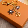 Silver Stylish Keychain Luxury Designer Snowflake Keys Pendant Key Buckle Classic Letter Metal Chain High Quality Keychains Bag Or8492792