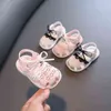 2022 Princesa de verão Sandals de dedos cobertos novas 0-1y Girls Soft Lace Hollow Pu fofo bebê First Walker Sapat