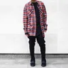 rode plaid flanel shirt mannen