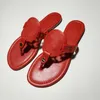 2022 Flip Flops Высококачественный дизайнер 10 цветных полой выходы, подходящие для ношения резиновых сандалий, износа - устойчивые тапочки в летнем помещении