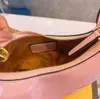 Crossbody 하프 문 호보 Crobody 가방 어깨 겨드랑이 여성 특허 가죽 핸드백 패션 금속 편지 조절 스트랩 부드러운 디자이너