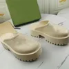 Perforerad designer Sandaler Luxury Platform Slide Hollow Pattern Slippers Transparenta Materials Sandal Rubber Flats Slippertop