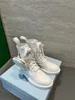 Designer Kvinnor Ankelstövlar Glänsande Läder Snörstövlar RE-NYLON Mid-kalf Boots Svart Vit Med Plånbok King Combat Boots Med Box NO407