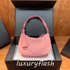 Kvinnor designers axelväska handväskor baguette nylon lady lyxys flera godisfärger mode tote purse grossist