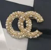 Projektant złota marka luksusy Desinger broszka znane kobiety Rhinestone perła litera C broszki garnitur Pin biżuteria odzież dekoracja akcesoria wysokiej jakości