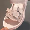 Sandali per bambini Amore Scarpe da principessa Scarpe basse da ragazza 2022 Estate Nuovi bambini Scarpe da sandalo casual da donna con suola morbida antiscivolo