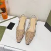 As sandálias GG slingback femininas pump Aria slingback são apresentadas em malha preta com motivo de cristais brilhantes Fecho de fivela nas costas para mulheres Tamanho 34-40