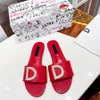 Италия Дизайнерская тапочка роскошная женщина -сандаловая бренда Slide Slippers Плоские дно палочки для шлифования Дизайн расчеты пена резиновые сандалии от обуви S93 03