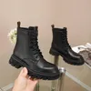 Botas de tobillo clásicas Impresión de diseñador de moda Colors mixtos zapatos de cuero real Botón estirado Half Stiletto Booty Talillo plano de calidad superior Botidas para mujer 4-10