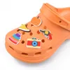 Atacos Croc Shoe Charms Veículo Cake Footon Gun Shoe Shoe Docoration for Kids Gifts