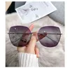 Marque Designer Non Mens Lunettes de soleil Square Fashion Femmes Sun Glass Metal Frame Lunettes Des Lunettes De Soleil avec étui