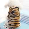 Dog Abbigliamento Fashion Tiger Modello trasformato Cappellette per animali domestici Costumi invernali Flanella Flanella Gacche da cappuccio per Small296Q181M
